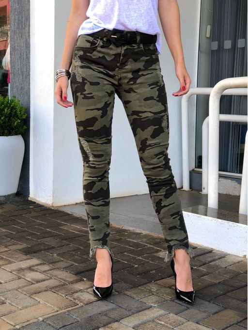 calça camuflada com blusa preta