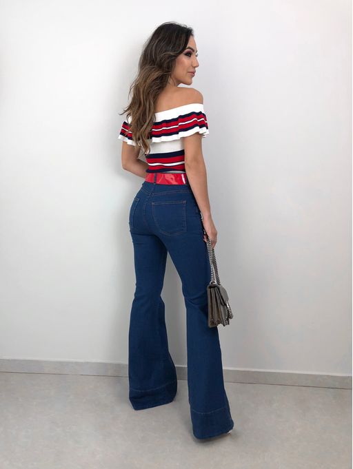 calça flare jeans e cropped