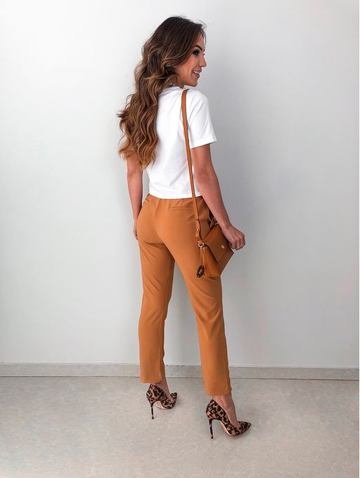 calça pantacourt caramelo