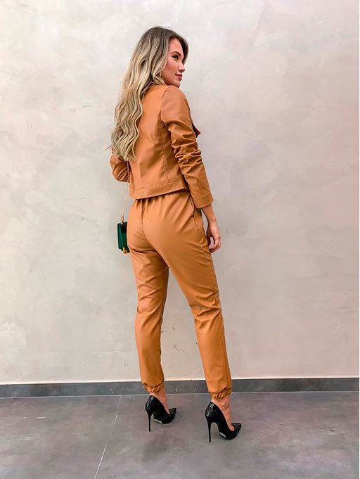 calça de couro caramelo