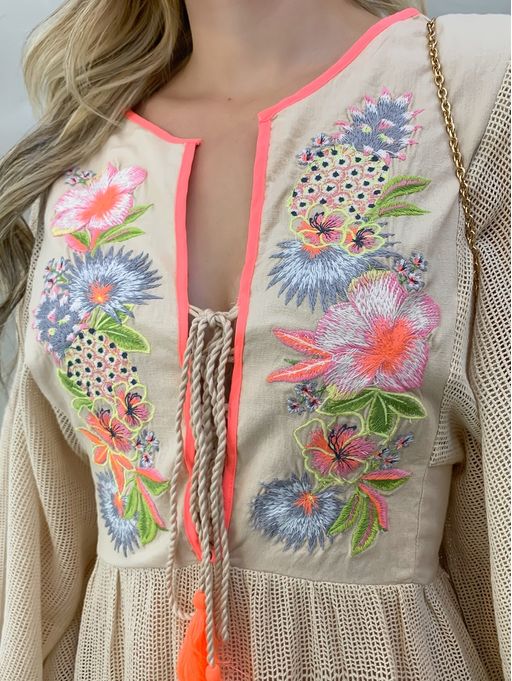 vestido com tela bordada